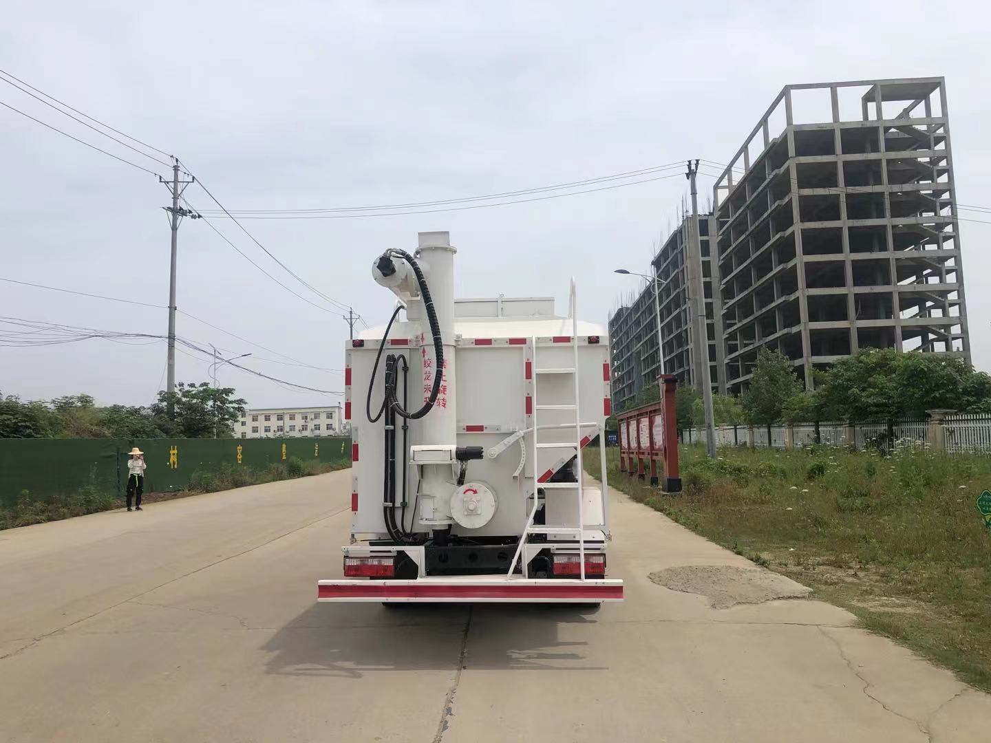 東風(fēng)國六福瑞卡雲内170馬力（17方）散裝飼料運輸車