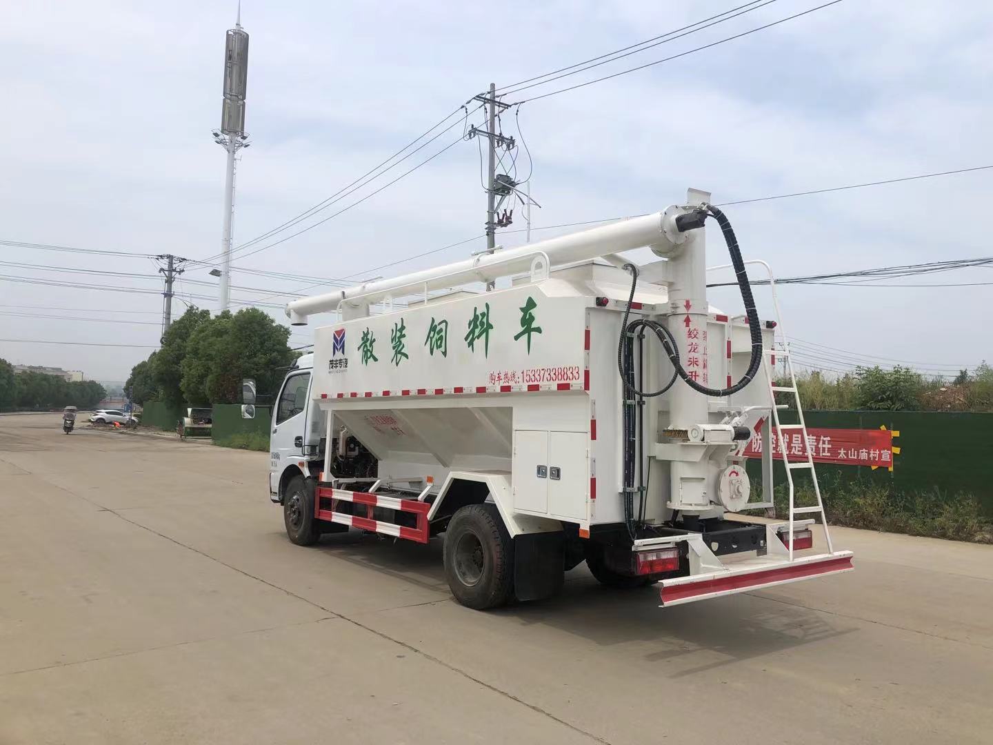 東風(fēng)國六福瑞卡雲内170馬力散裝飼料運輸車